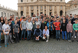 Gruppenfoto vor dem Petersdom in Rom